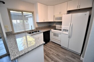 8744 Woodman Way in Sacramento, CA - Building Photo - Building Photo