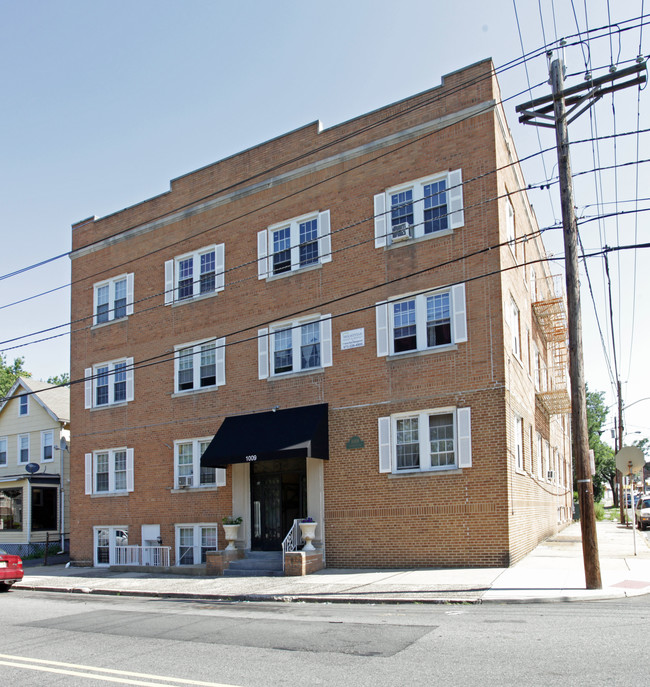 1009 Chancellor Ave in Irvington, NJ - Building Photo - Building Photo