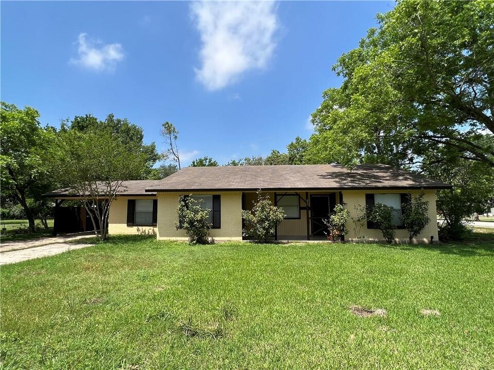 400 Sun Bonnet Dr in Buda, TX - Building Photo