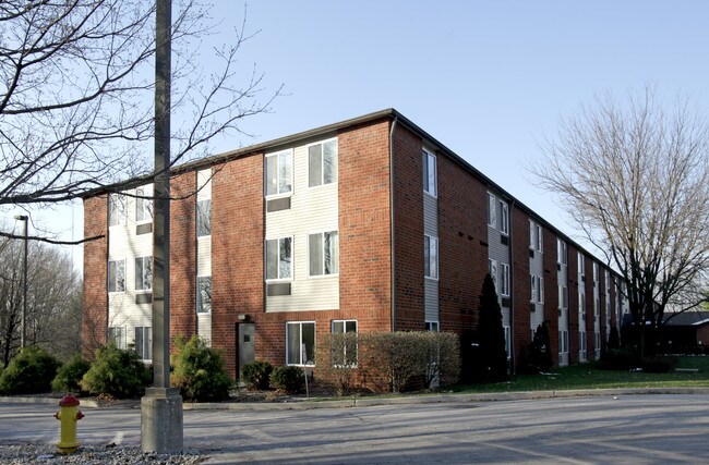 St. Joseph Apartments in Shrewsbury, MO - Foto de edificio - Building Photo