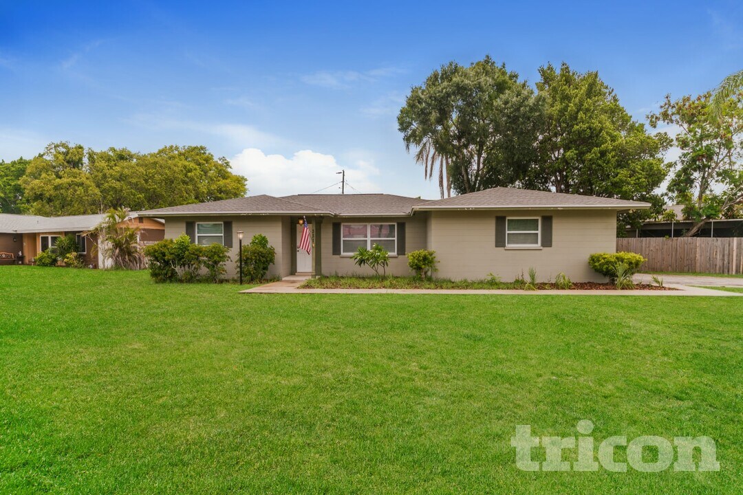 331 Mendez Dr in Sarasota, FL - Building Photo