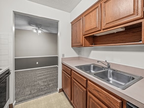 Cedarwood Village Apartments in Akron, OH - Foto de edificio - Building Photo