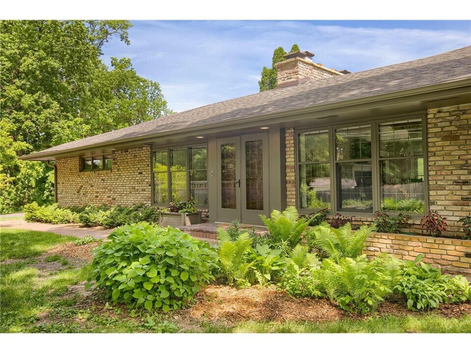 3465 Deephaven Ave in Wayzata, MN - Building Photo