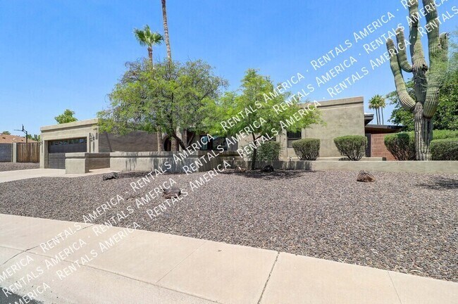 10626 N 41st St in Phoenix, AZ - Foto de edificio - Building Photo