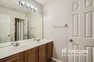 3827 Valencia Peak in San Antonio, TX - Building Photo - Building Photo