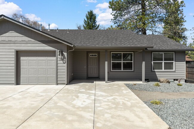 31 Erickson Ave in Shady Cove, OR - Building Photo - Building Photo