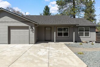 31 Erickson Ave in Shady Cove, OR - Building Photo - Building Photo