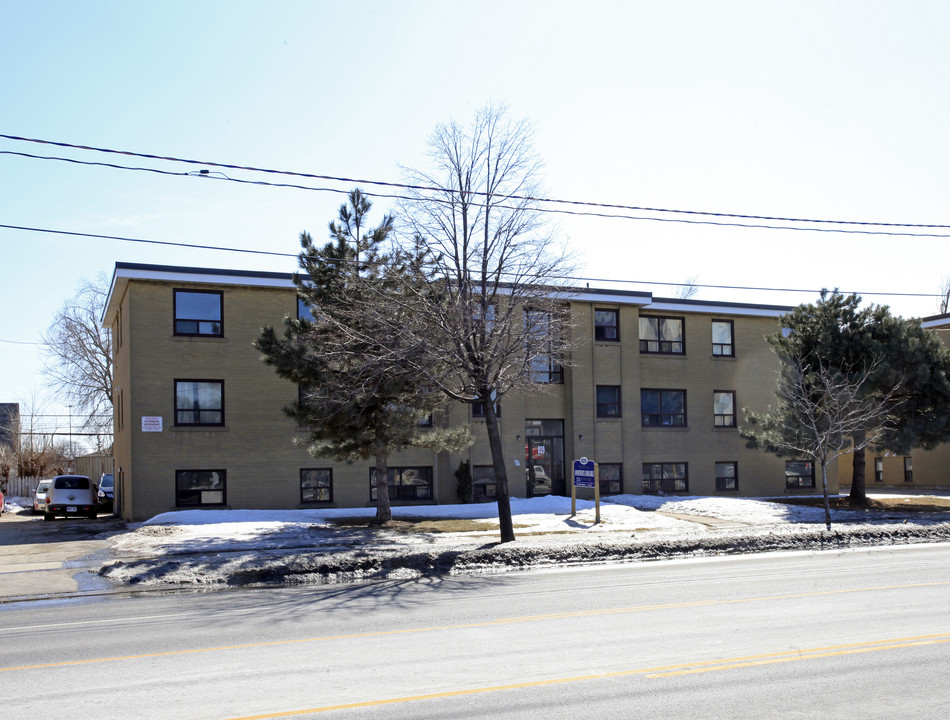 829 Wilson Ave in Toronto, ON - Building Photo