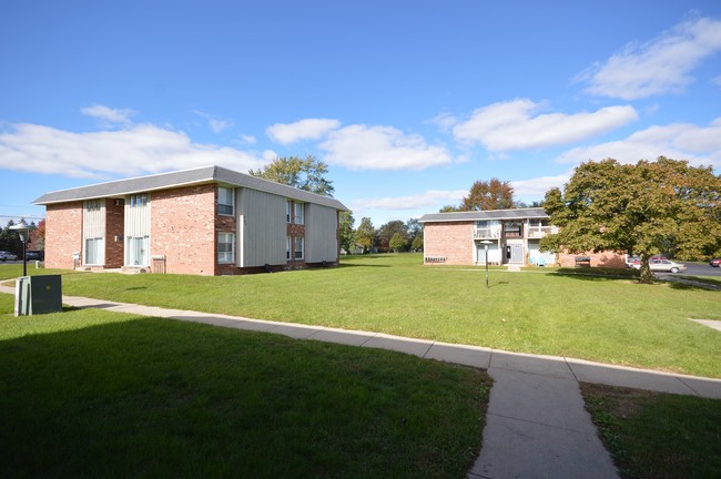 Russell Square Apartments in Tecumseh, MI - Building Photo - Building Photo