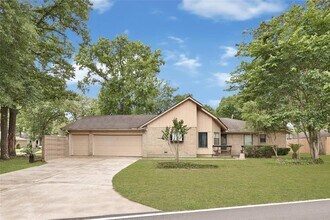 52 Greentree Ln in Panorama Village, TX - Building Photo - Building Photo