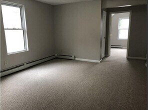 21 Middlesex Park, Unit 1st floor unit in Lowell, MA - Building Photo - Building Photo
