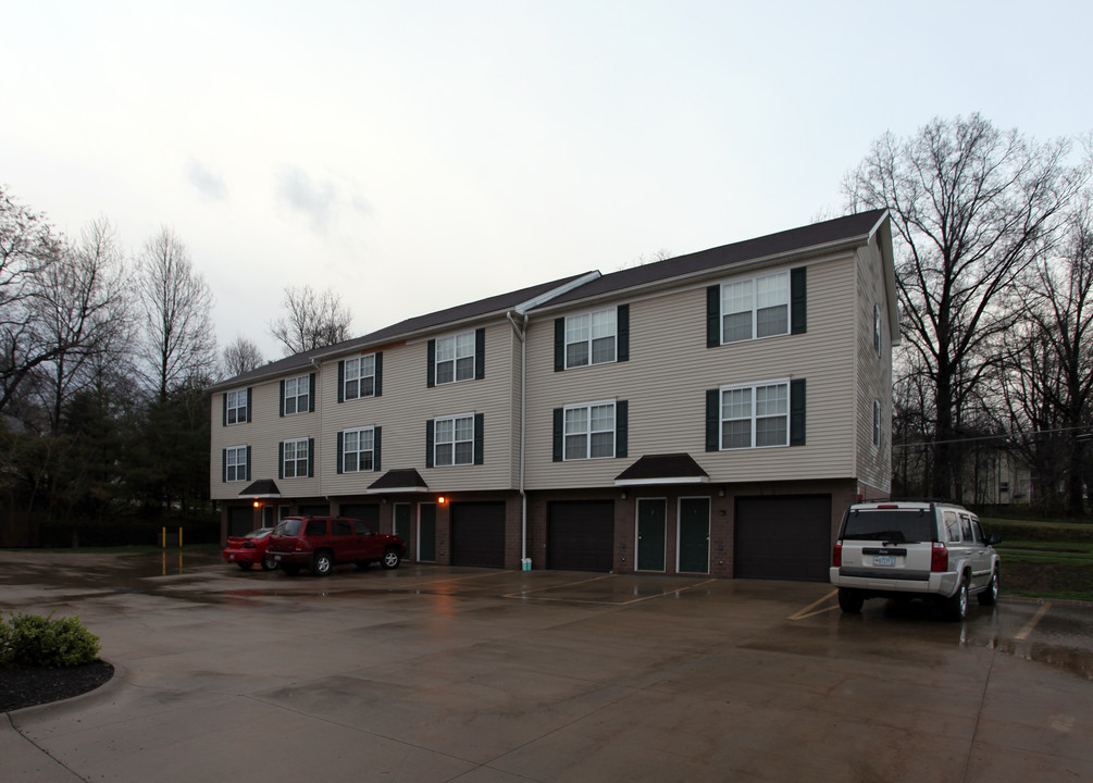 2067-2093 Newberry St in Cuyahoga Falls, OH - Building Photo