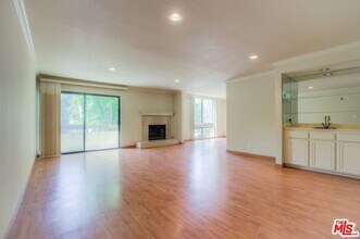 1854 S Beverly Glen Blvd, Unit 101 in Los Angeles, CA - Foto de edificio - Building Photo