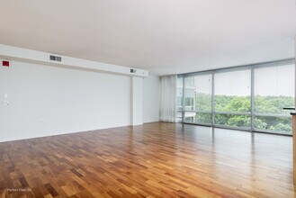 9725 Woods Dr in Skokie, IL - Building Photo - Building Photo