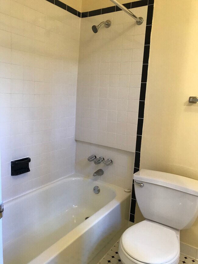 1665 Lamont St NW in Washington, DC - Foto de edificio - Building Photo