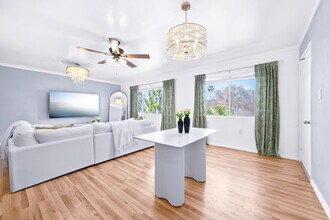 12801 Moorpark St, Unit 308 in Studio City, CA - Foto de edificio - Building Photo