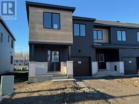 521 Galanthus Walk in Ottawa, ON - Building Photo