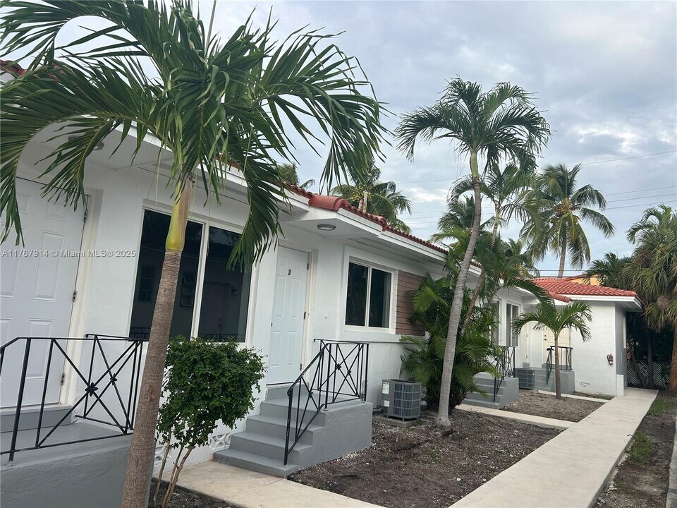 8201 Abbott Ave in Miami Beach, FL - Building Photo