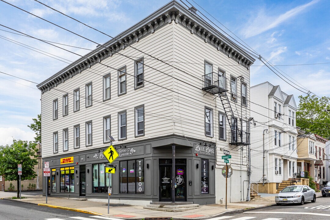 1076 Summit Ave in Jersey City, NJ - Building Photo