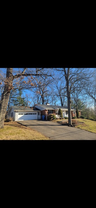 233 Ferguson Rd in Manchester, CT - Foto de edificio