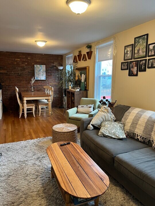 218 W 8th St, Unit 2 in Boston, MA - Building Photo