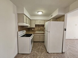 575 S Royal Crest Cir in Las Vegas, NV - Building Photo