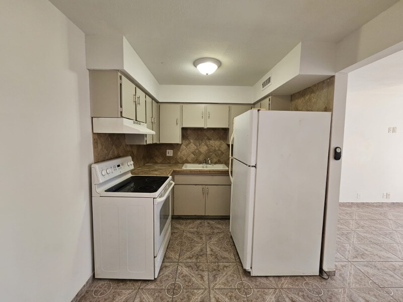 575 S Royal Crest Cir in Las Vegas, NV - Building Photo