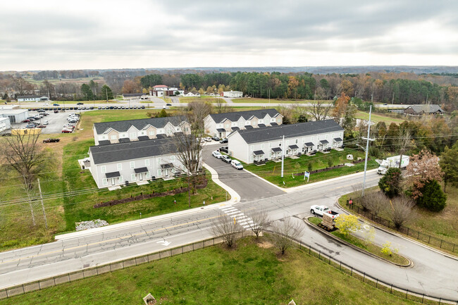 Parkview Townhomes Apartments in Springfield, TN - Building Photo - Building Photo