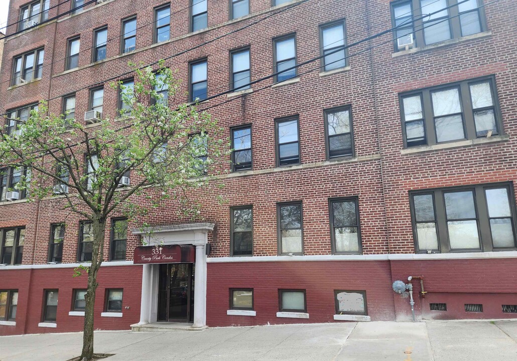 331 79th St in North Bergen, NJ - Building Photo