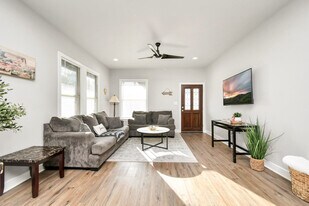 1326 Hussion St in Houston, TX - Building Photo