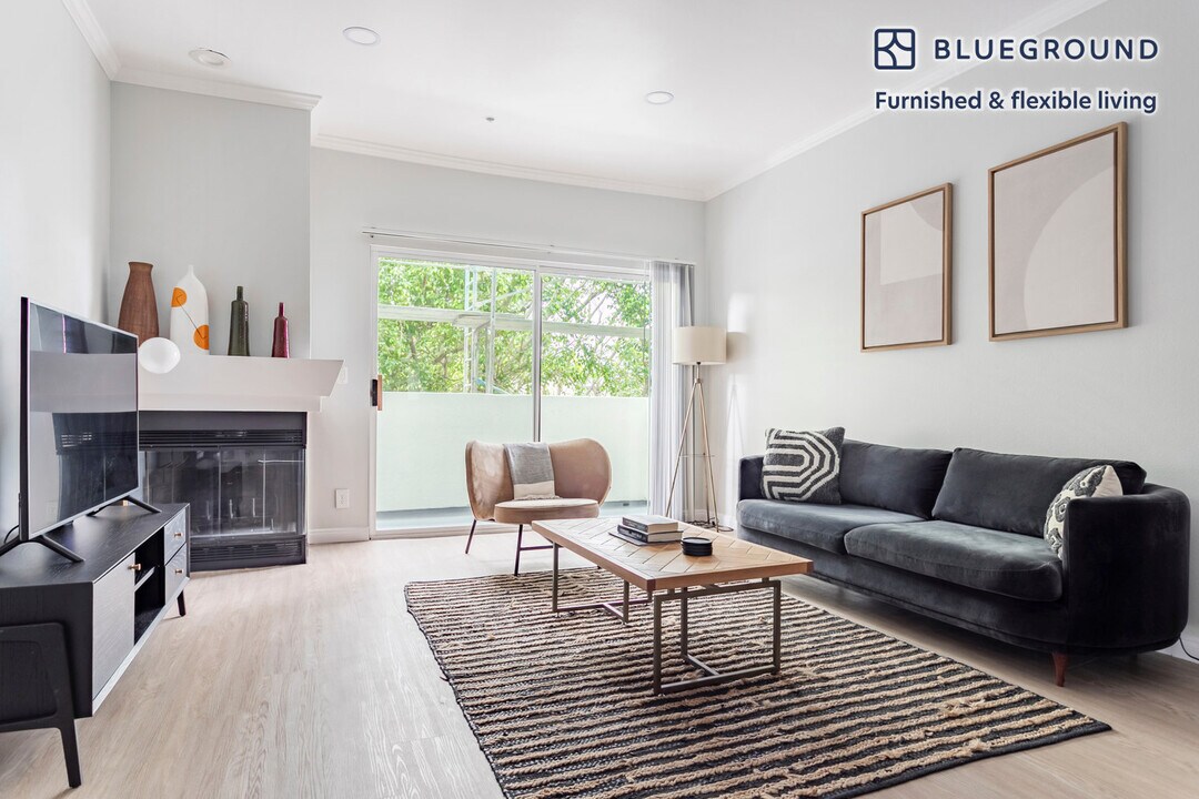 16070 W Sunset Blvd in Los Angeles, CA - Building Photo