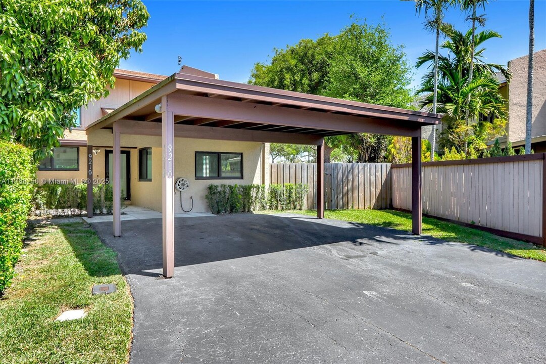 9210 SW 136th St Cir in Miami, FL - Foto de edificio