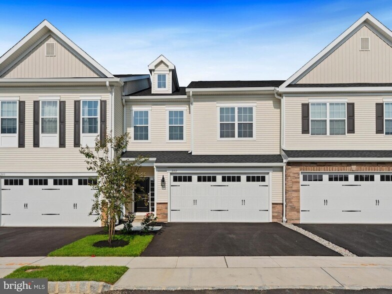 202 Thompson Dr in West Windsor Township, NJ - Building Photo
