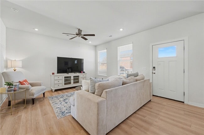 4885 W Triangle St in Fayetteville, AR - Building Photo - Building Photo