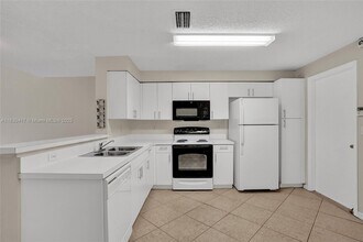 1210 Sorrento Dr in Weston, FL - Foto de edificio - Building Photo