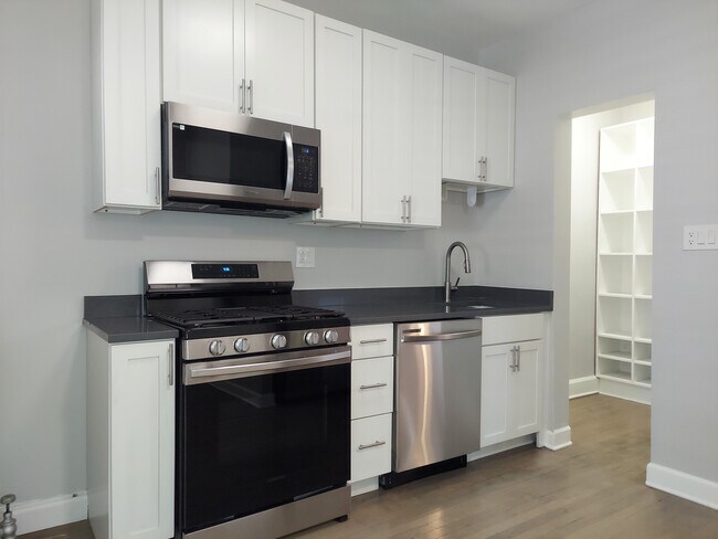 property at 1454 W Winnemac Ave