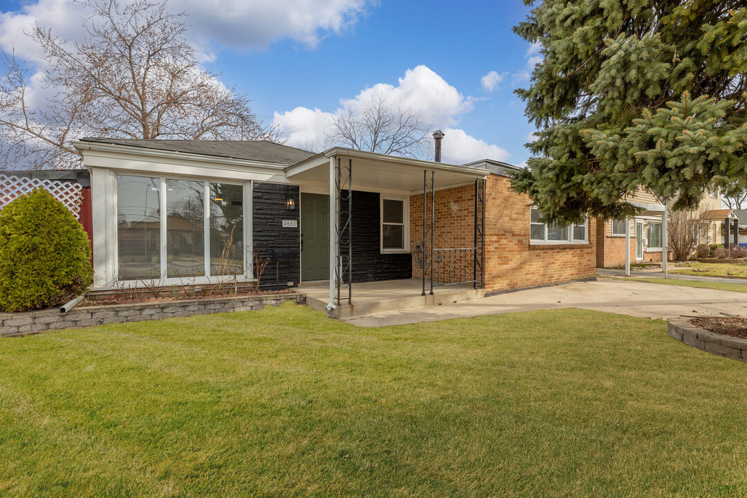 4660 W 83rd St in Chicago, IL - Building Photo