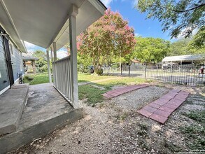 230 S San Gabriel Ave in San Antonio, TX - Foto de edificio - Building Photo