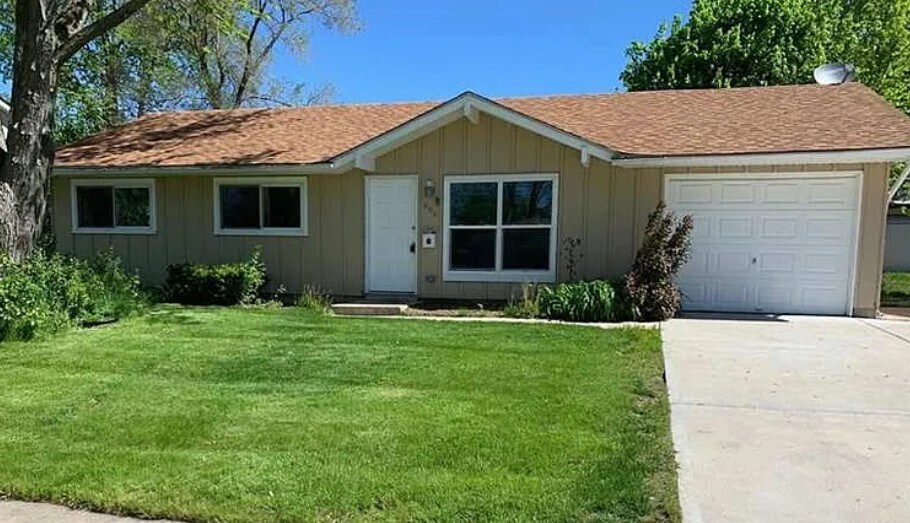 606 Pleasant Pl in Streamwood, IL - Building Photo