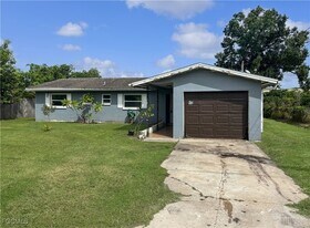 131 Schneider Dr in Ft. Myers, FL - Building Photo