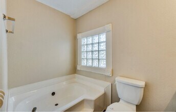 1817 Lincolnshire Way in Fort Worth, TX - Foto de edificio - Building Photo