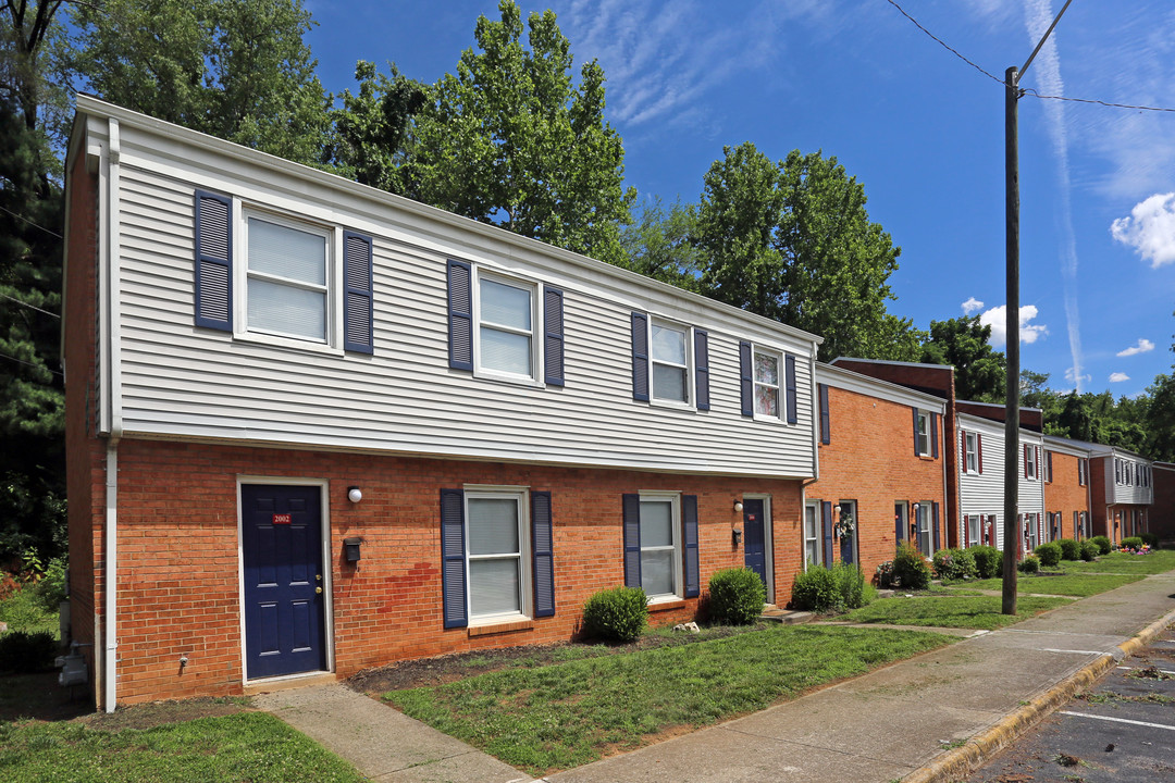 Tinker Creek Manor in Roanoke, VA - Building Photo