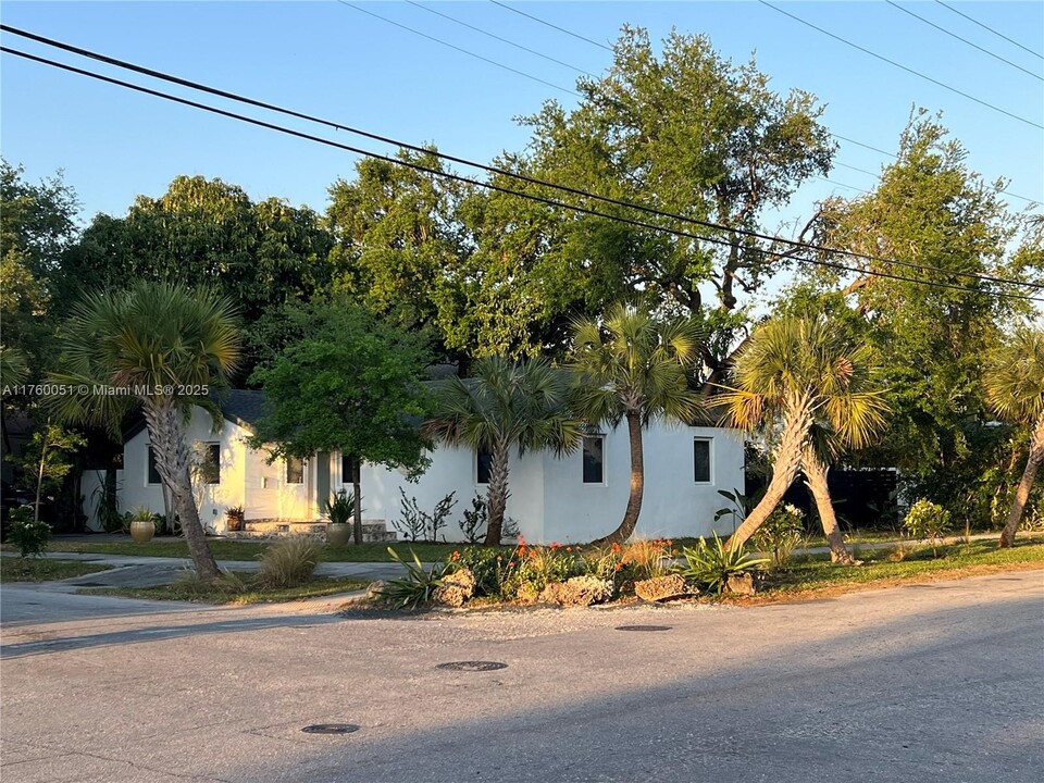 8235 NE 2nd Ct in Miami, FL - Foto de edificio