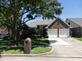 12530 Meadowglen Dr in Stafford, TX - Building Photo