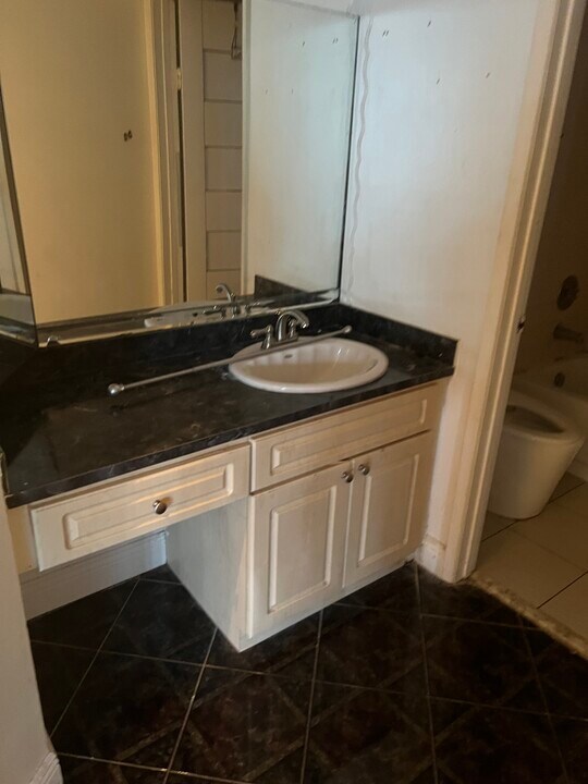 6288 NW 186th St, Unit Grenada in Hialeah, FL - Building Photo