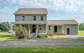 414 Russell St in Sunderland, MA - Building Photo