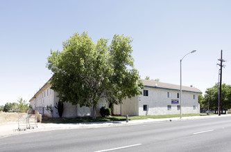 Palmdale Meadows Apartments in Palmdale, CA - Foto de edificio - Building Photo