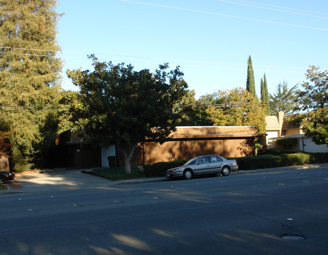 1940 Oak Grove Rd in Walnut Creek, CA - Foto de edificio - Building Photo