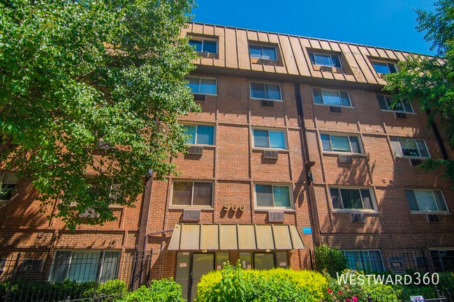 property at 900 W Fullerton Ave
