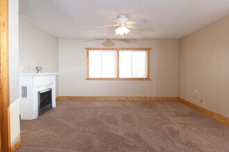 952 88th Ln NW in Coon Rapids, MN - Building Photo - Building Photo